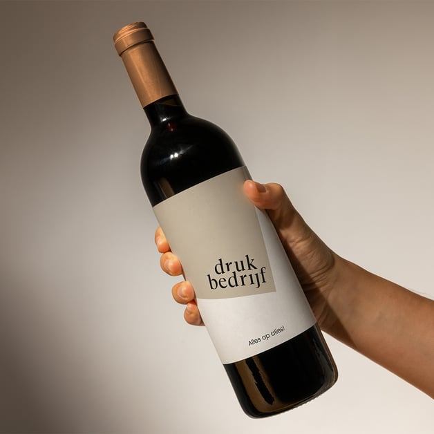 fles wijn met eigen etiket