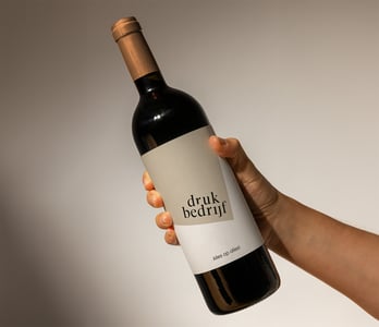 fles wijn met eigen etiket