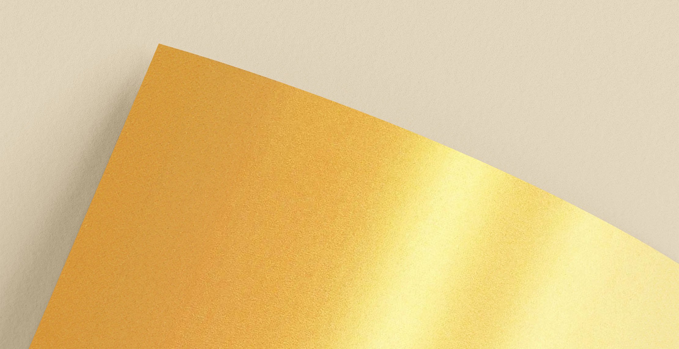 Goudkarton structuur en glans zichtbaar op goud papier