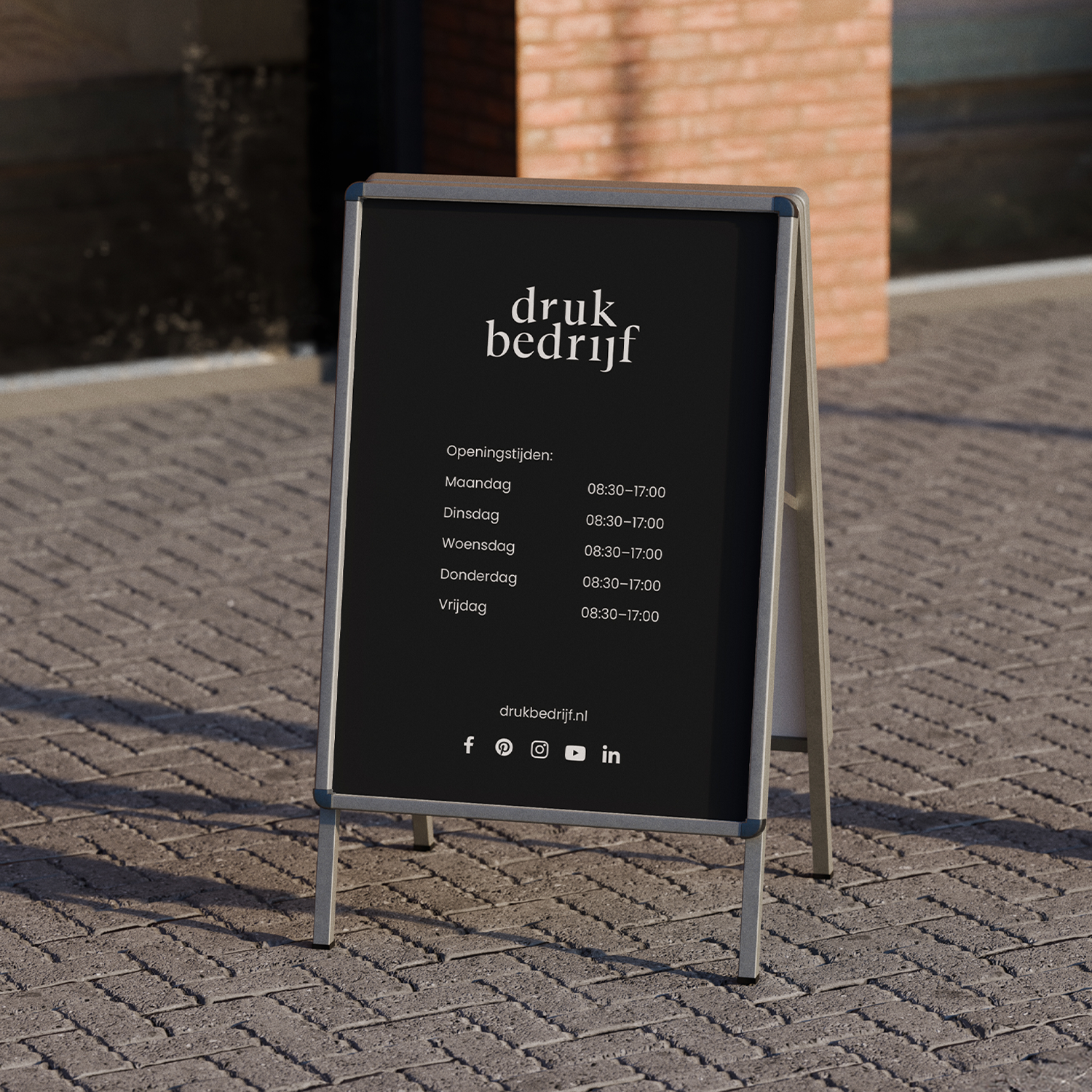Professioneel stoepbord drukken met logo en bedrijfsinformatie