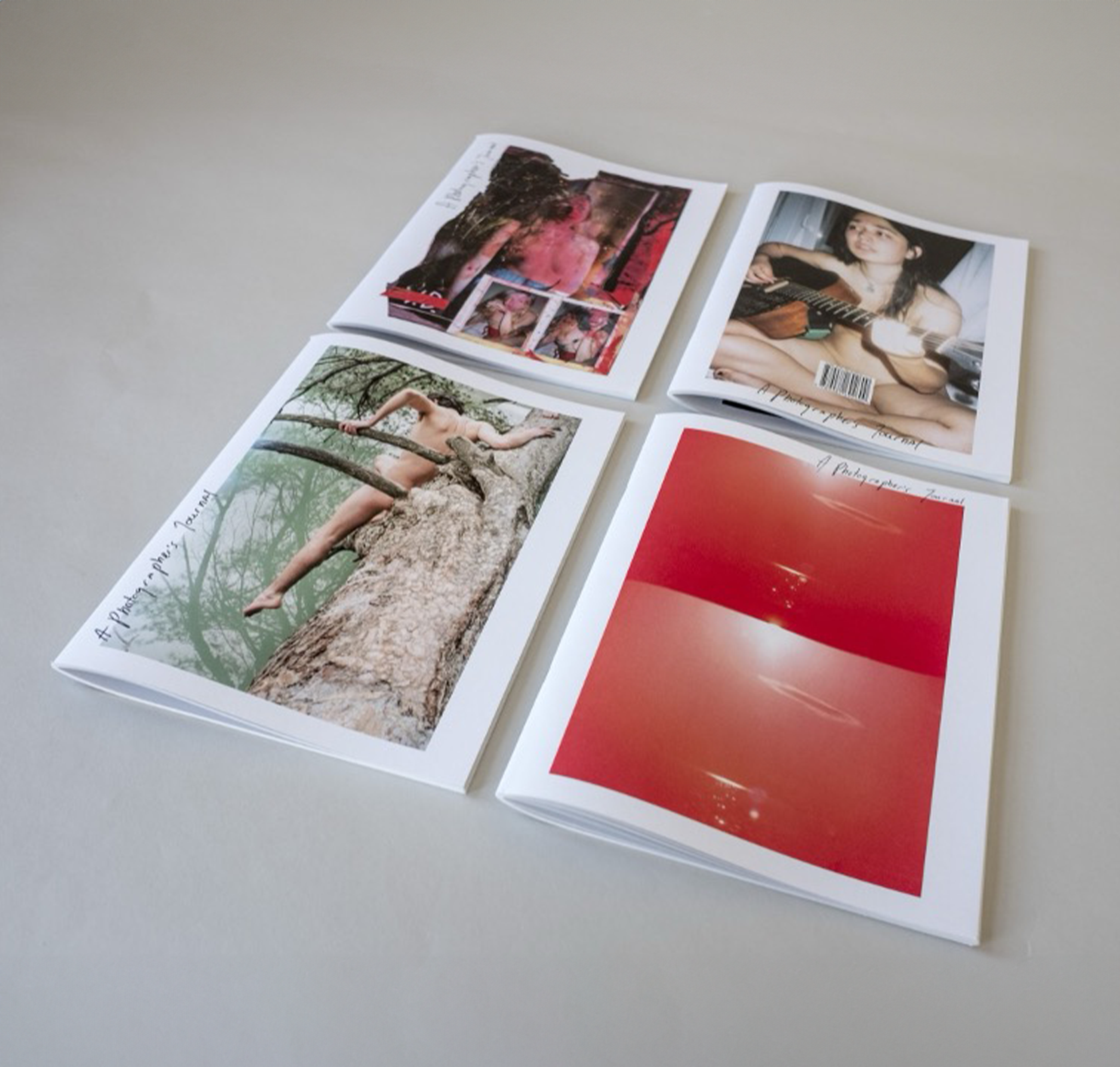 Vier magazines bedrukt op een grijze tafel artistiek magazines fotografie cloud gallery amsterdam.