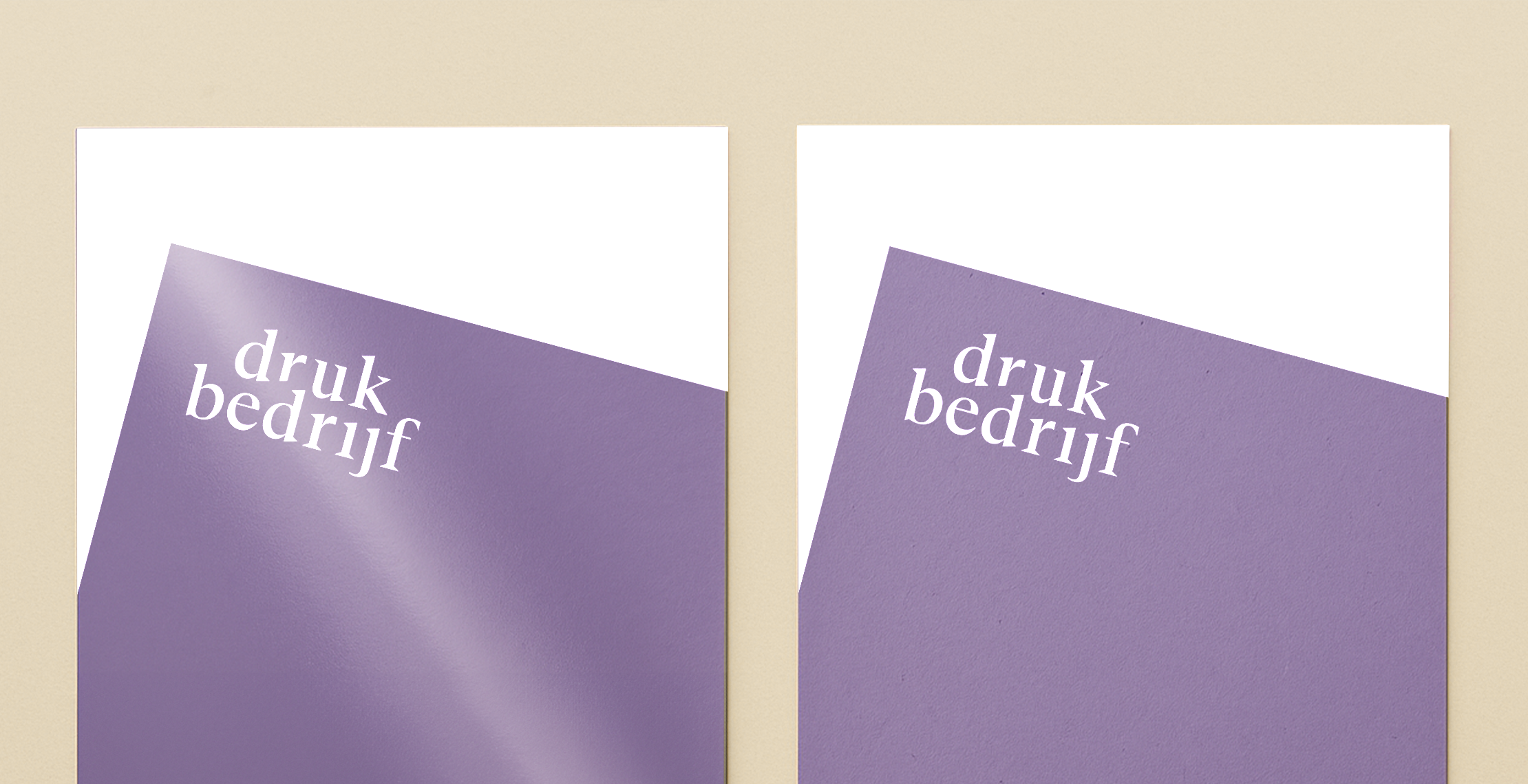 Glans papier naast mat papier zodat je het verschil ziet, met dezelfde paarse bedrukking met logo op beige achtergrond