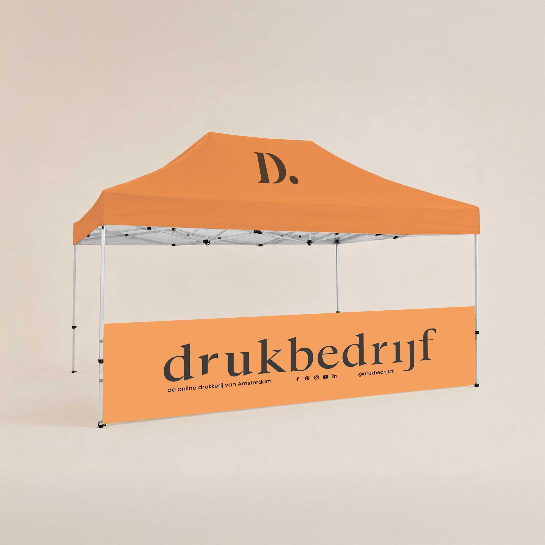 Halfhoge oranje tentwand met logo
