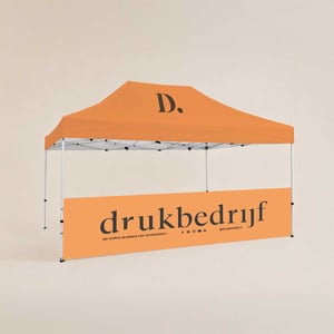 Halfhoge oranje tentwand met logo