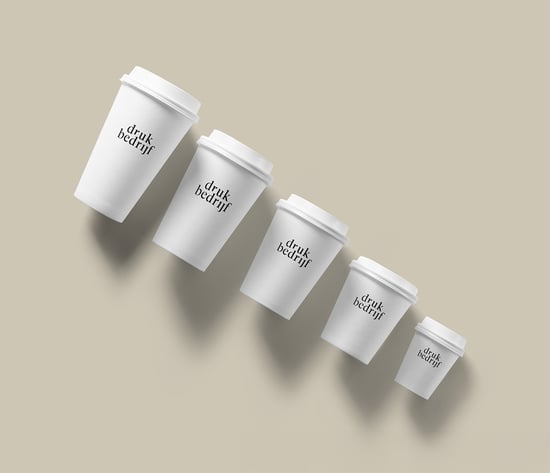 Diverse kartonnen bekers met logo