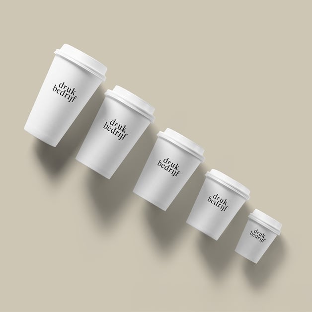 Diverse kartonnen bekers met logo