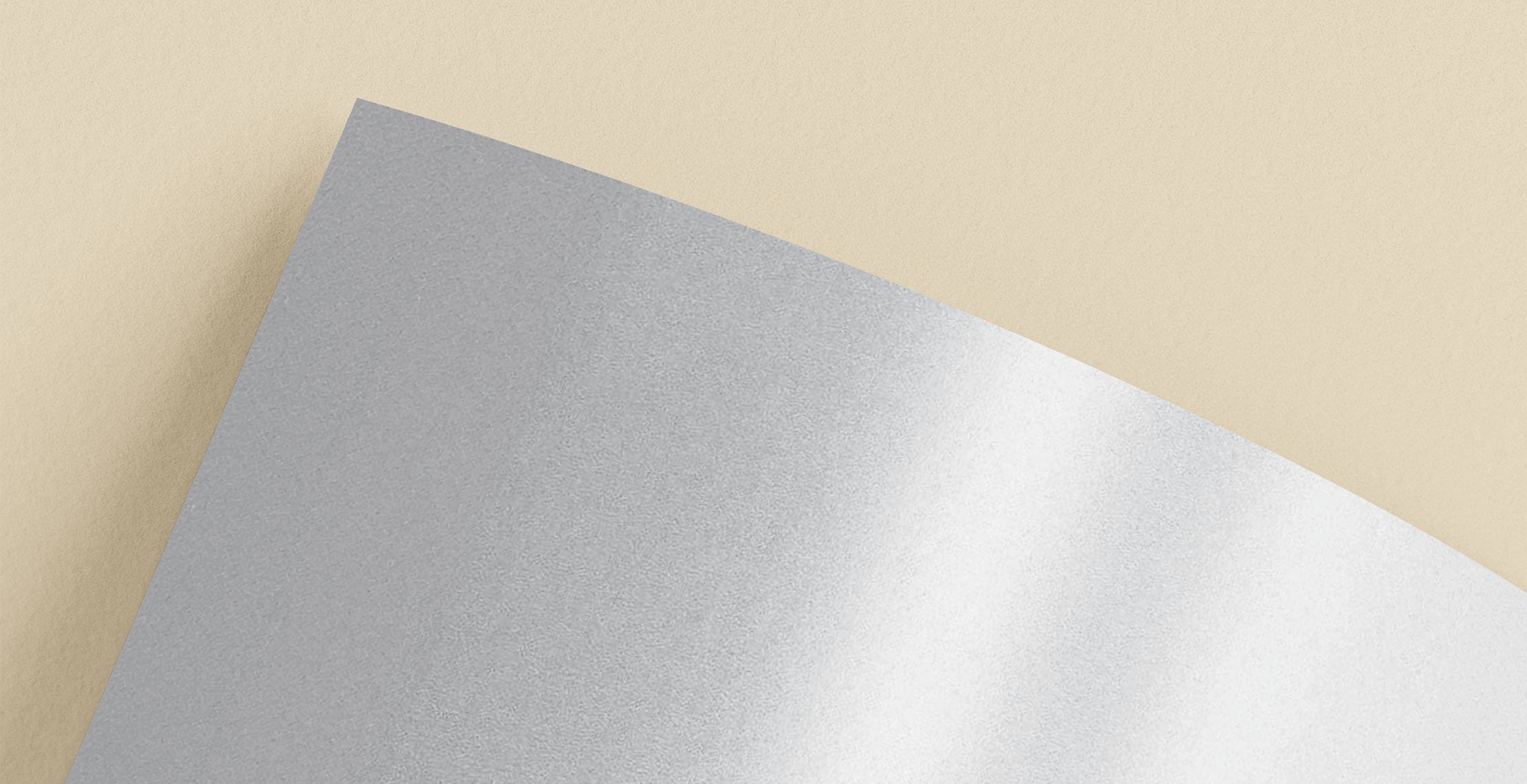 Zilver karton glans en textuur zichtbaar op beige achtergrond