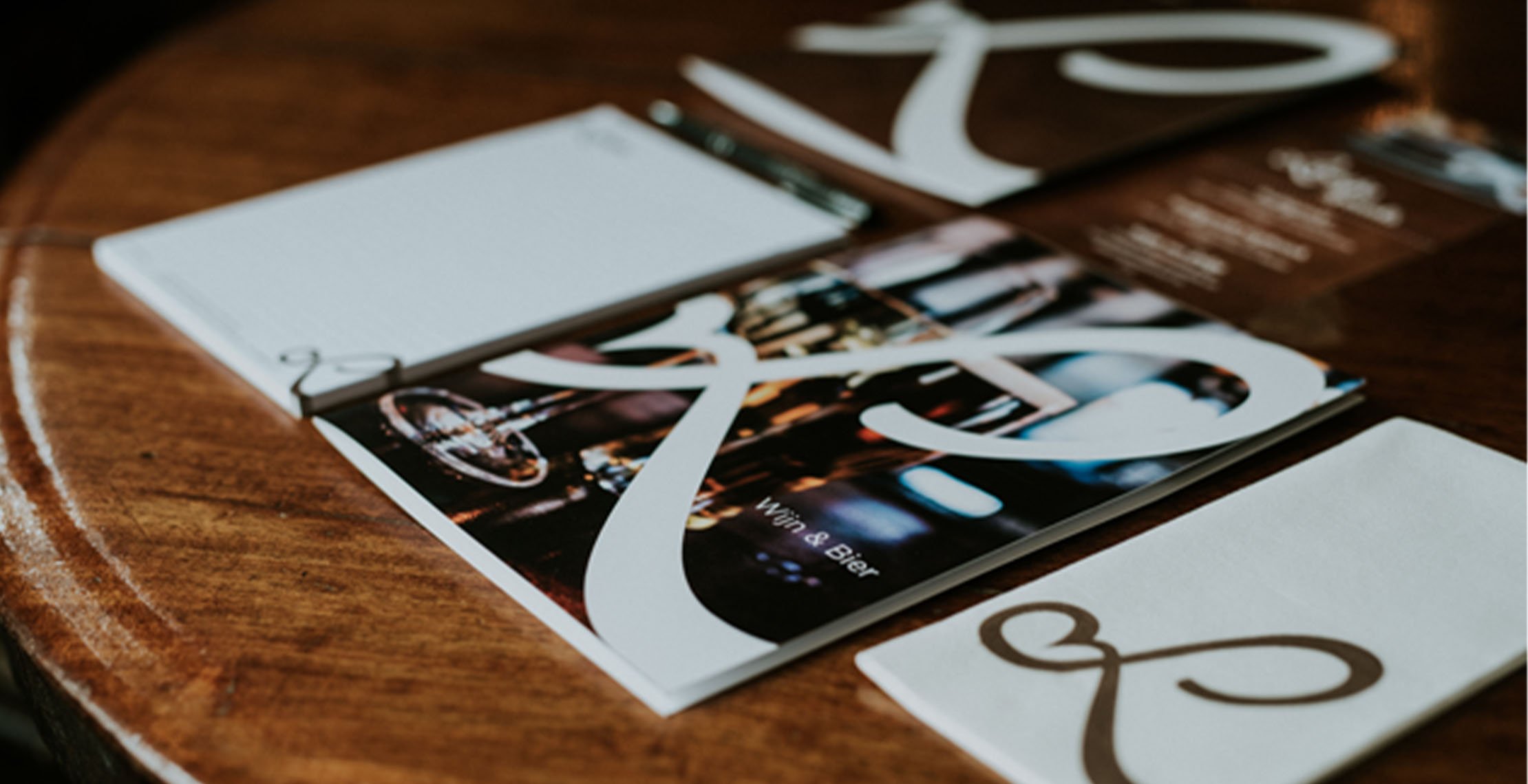 Verschillend drukwerk van Loetje op tafel.