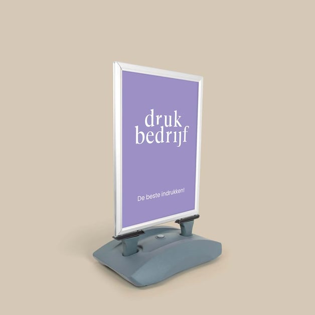 Opvallend stoepbord met watertank voor klantenbinding