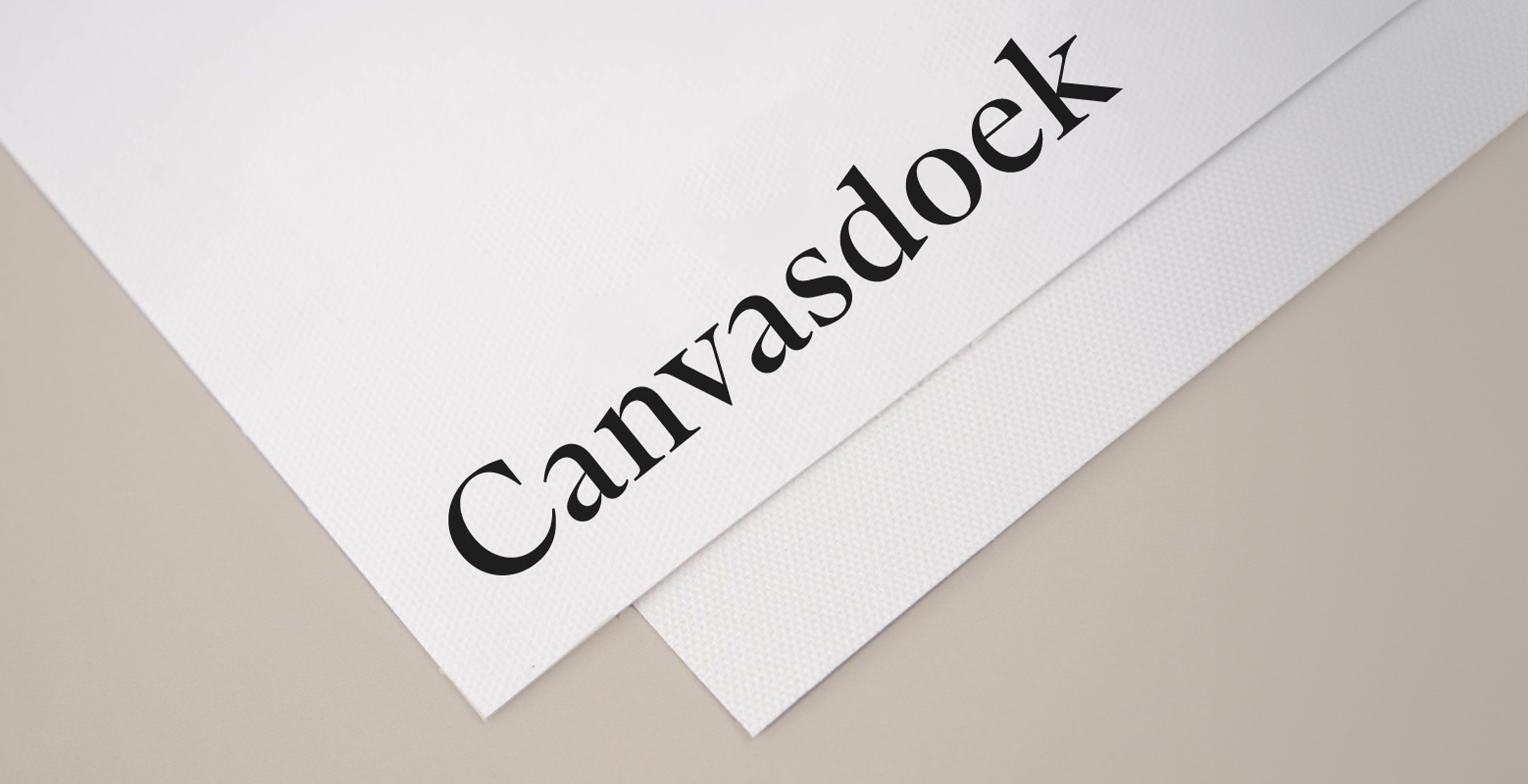 Canvasdoek materiaal voor en achterkant zichtbaar op beige achtergrond