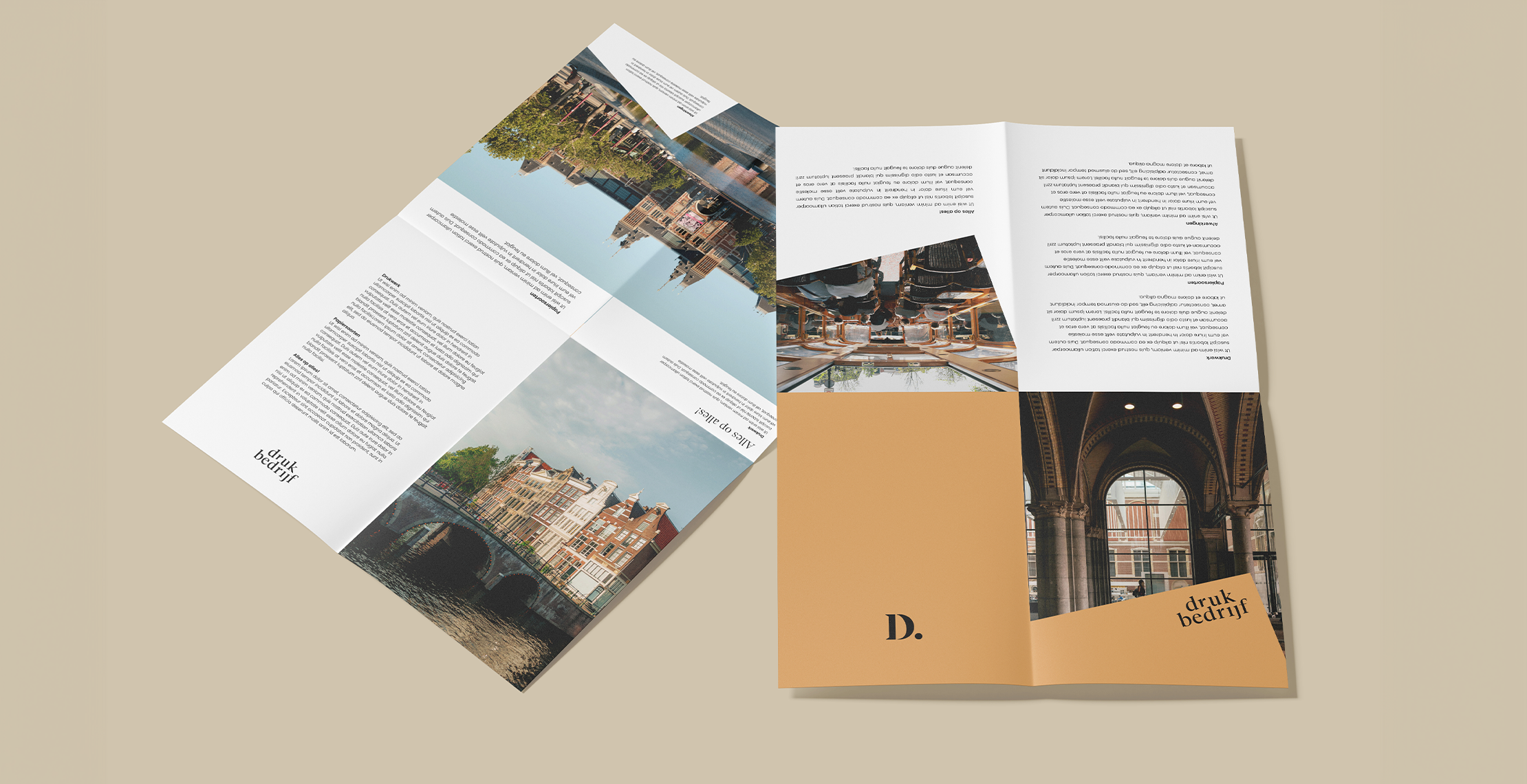 Twee folders met kruisvouw bedrukt op beige achtergrond