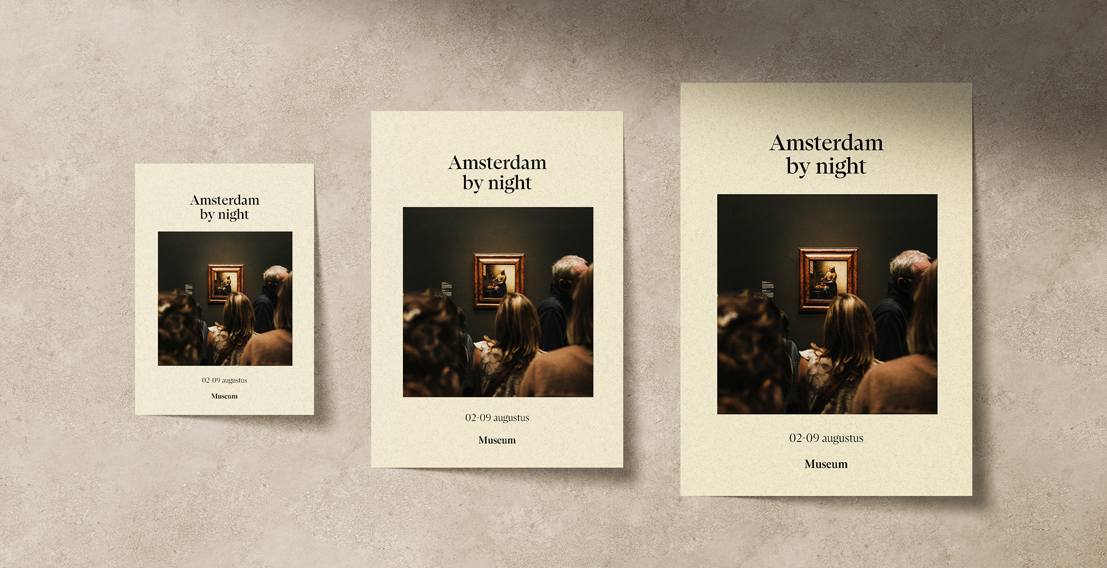 Verschillende posterformaten naast elkaar op een bruine achtergrond met posters van amsterdams event.