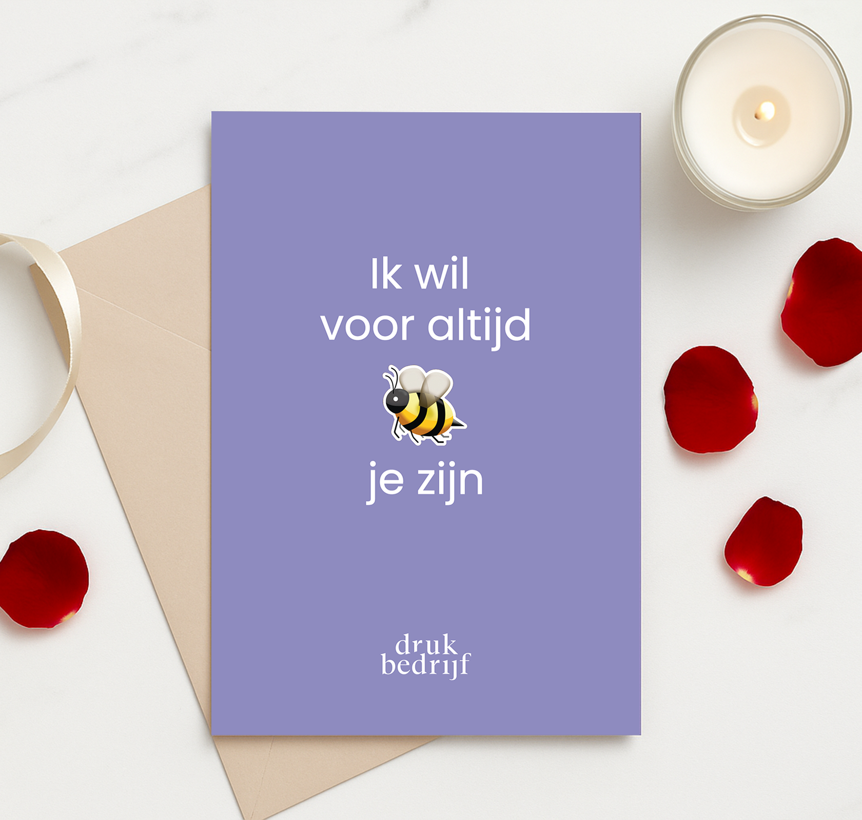 valentijnskaart gratis paars op tafel bij met rozenblaadjes en lint en kaars