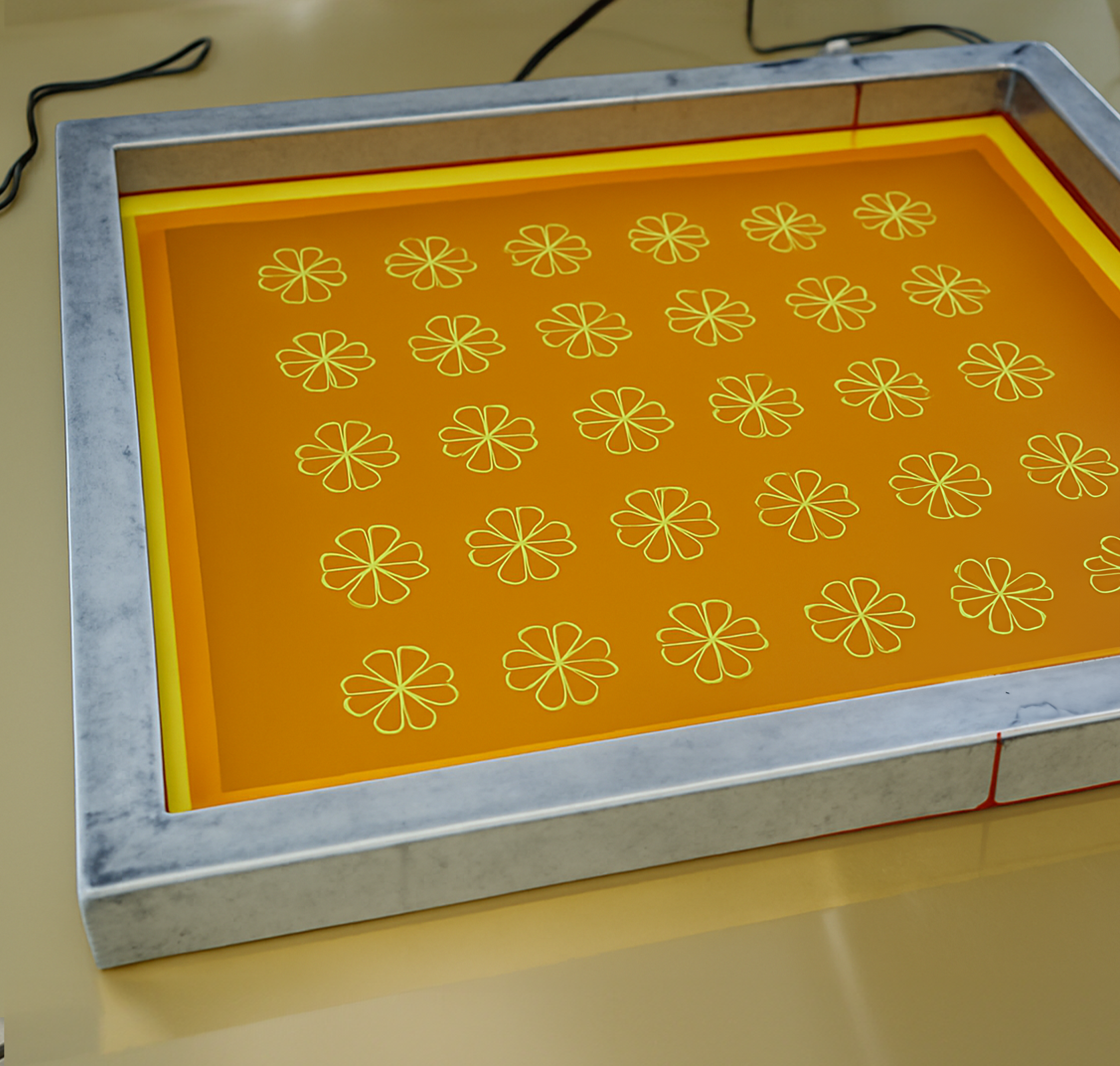 Zeefdrukraam met patroon voorbeeld van zeefdruktechniek voor glazen bedrukken