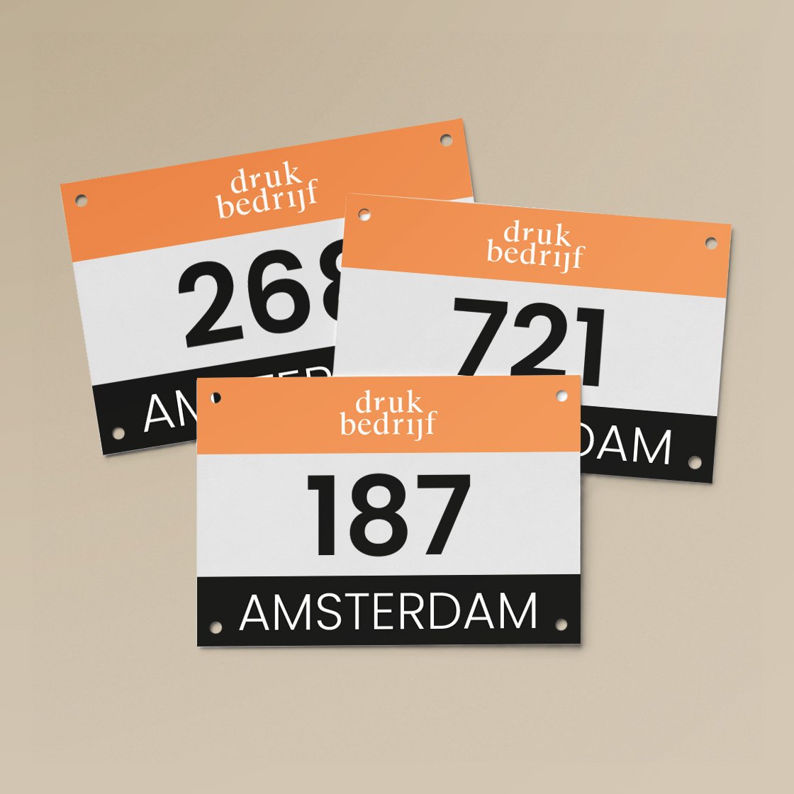 Drie op maat gemaakte, oranje-witte startnummers