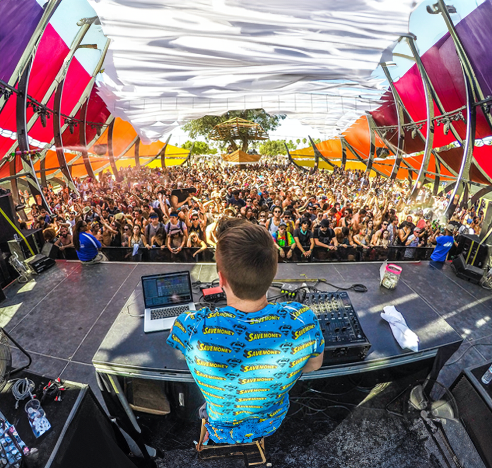 festival evenementen en feestjes buitenreclame aankleding dj achter podium