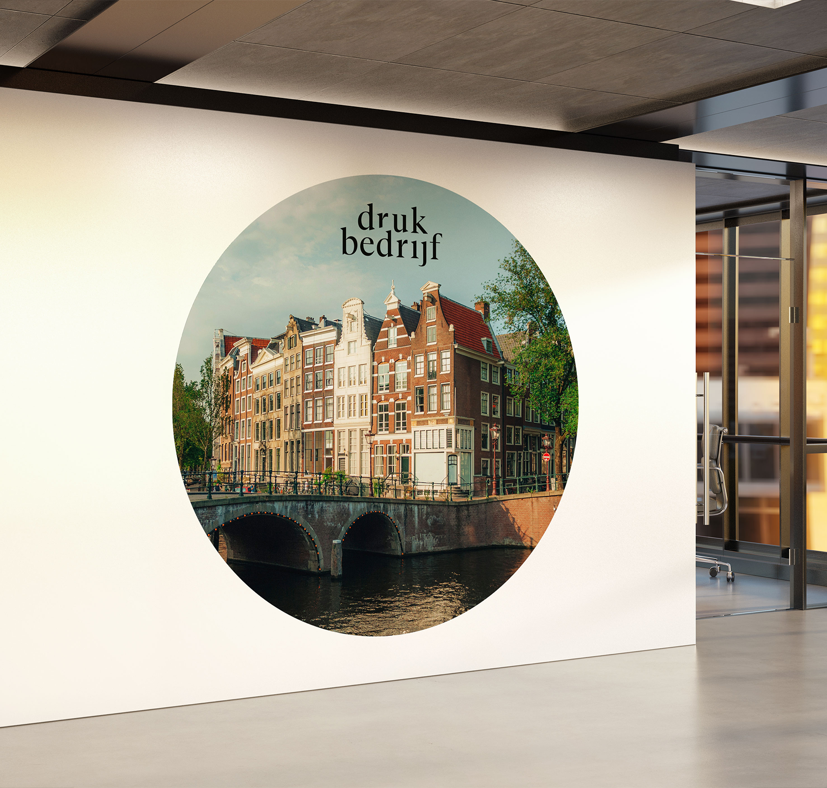 Cirkel behang in welkomstruimte van een kantoor 