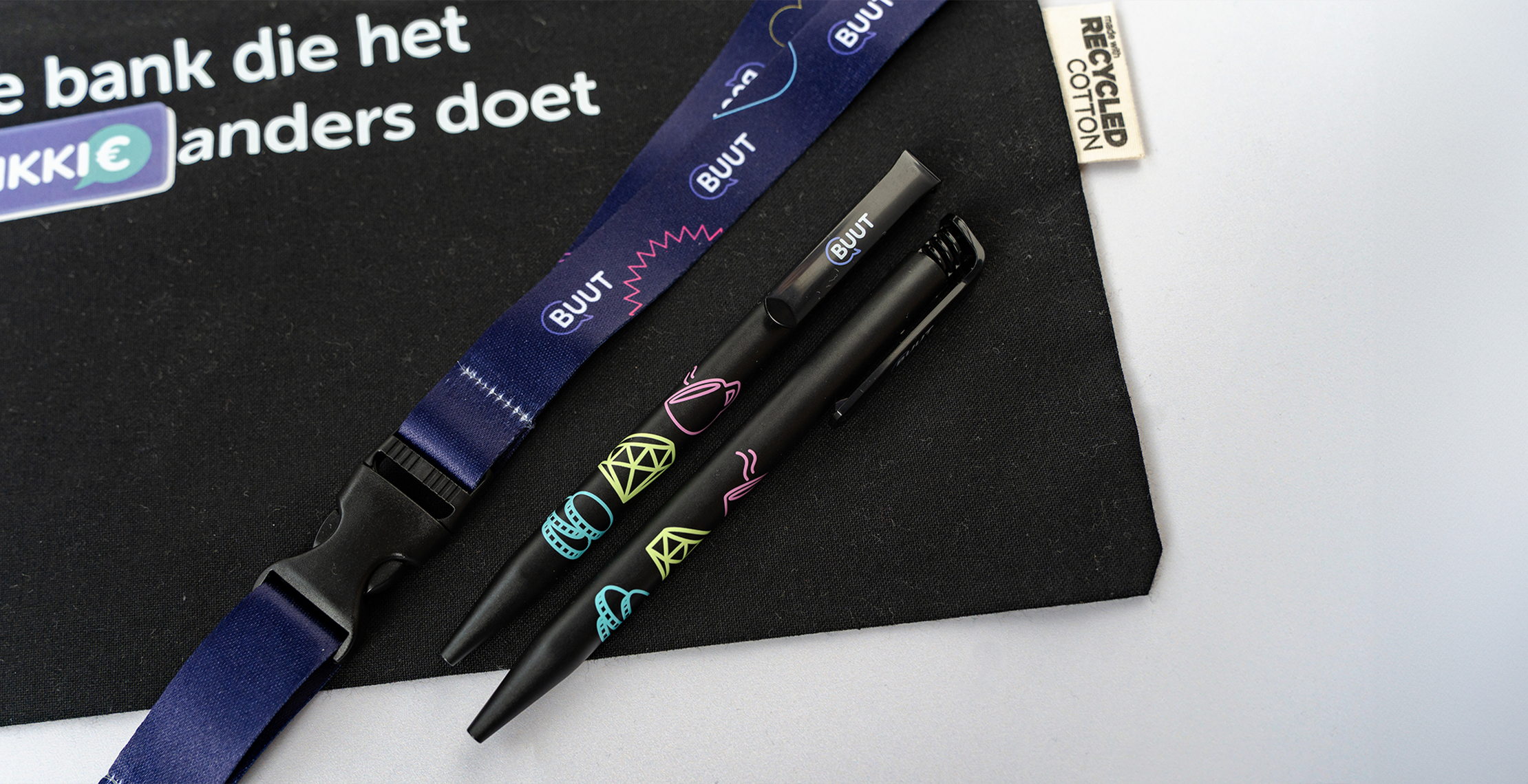 Bedrukte promotieartikelen voor BUUT waaronder duurzame canvas tassen pennen en keycords en stickers