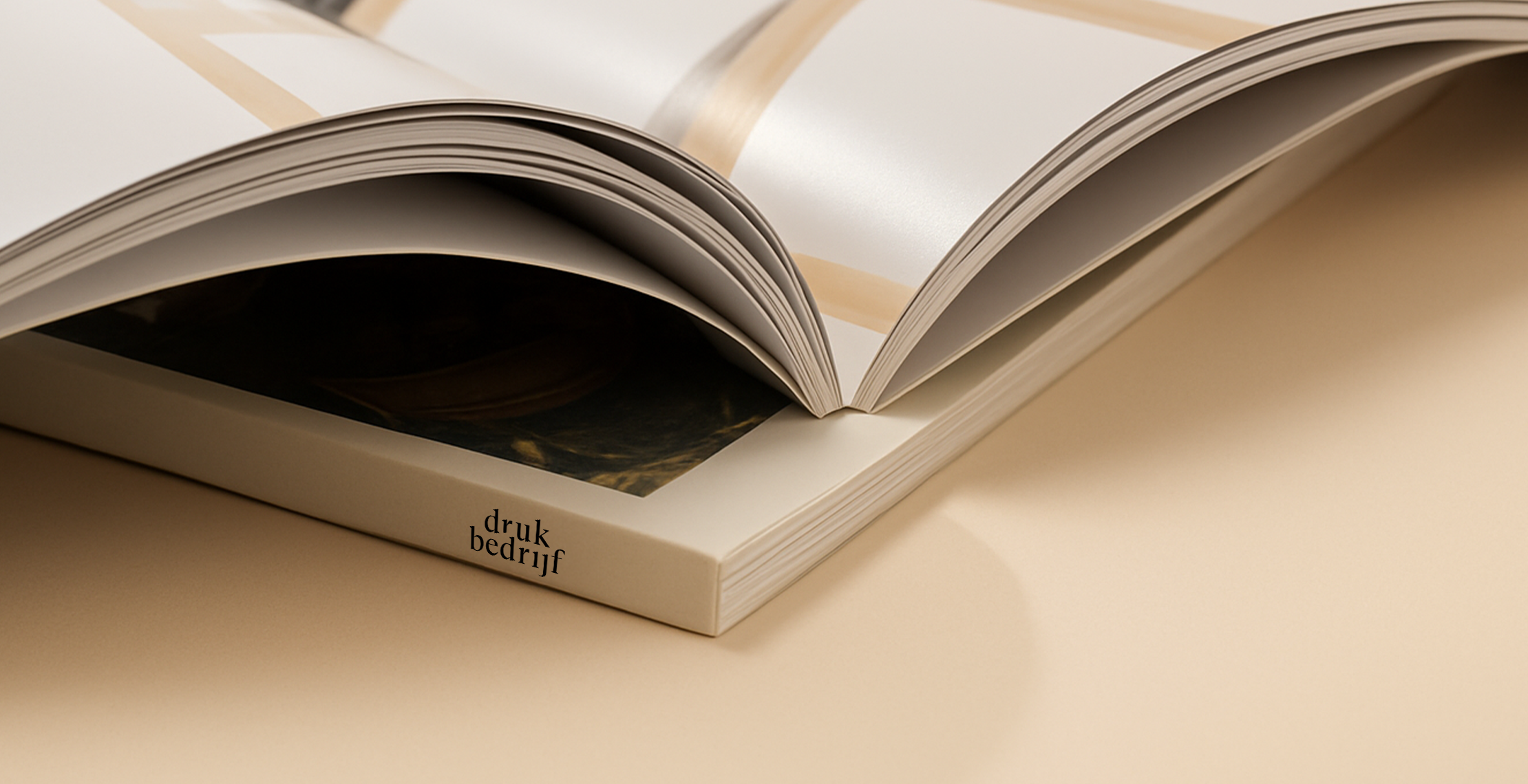 Perfect bind bij een softcover boek open zichtbaar en gesloten softcover boek ook de perfect bind zichtbaar