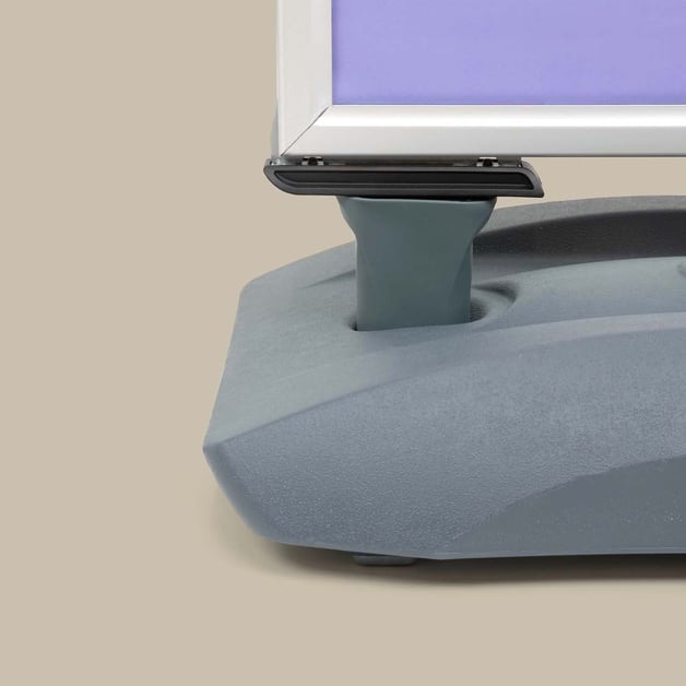 Watergevuld stoepbord voor extra stabiliteit