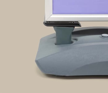 Watergevuld stoepbord voor extra stabiliteit