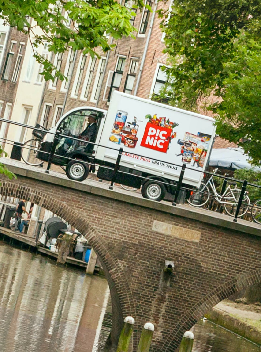 picnic drukwerk merkbeleving rijdend door amsterdam
