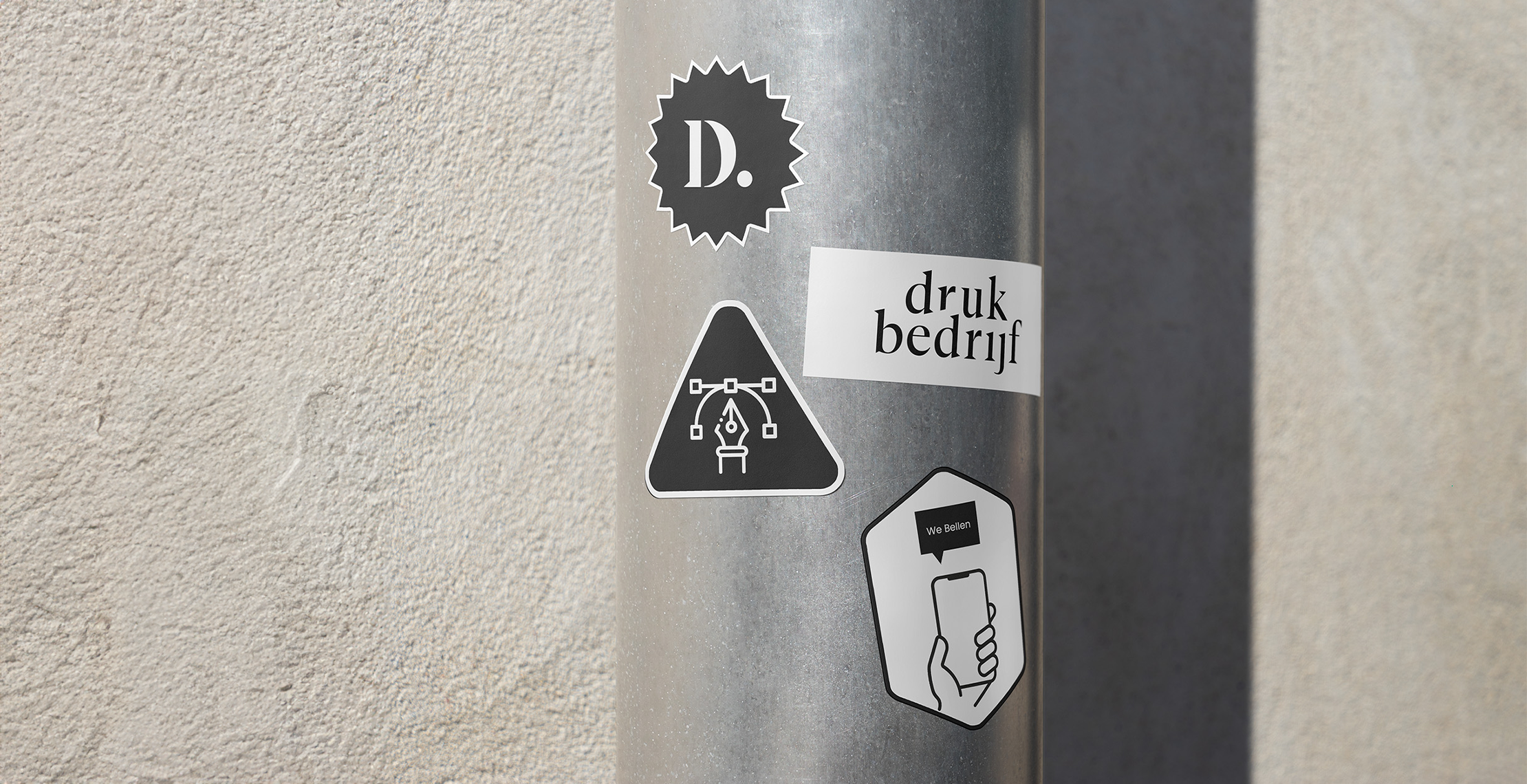 Wildplakken stickers creatief op paal. 