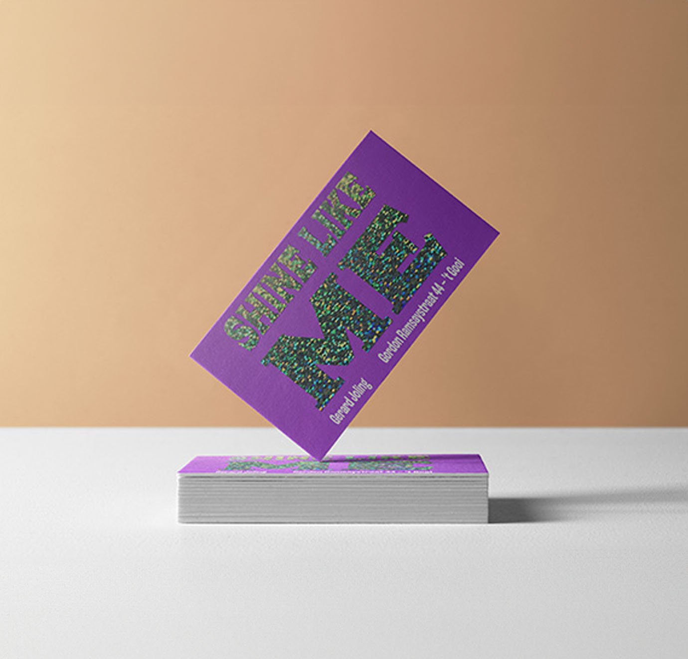 Gerard Jolings gierende glimmende visitekaartjes met glim foliedruk op paars ontwerp. Shine like me glitter. 