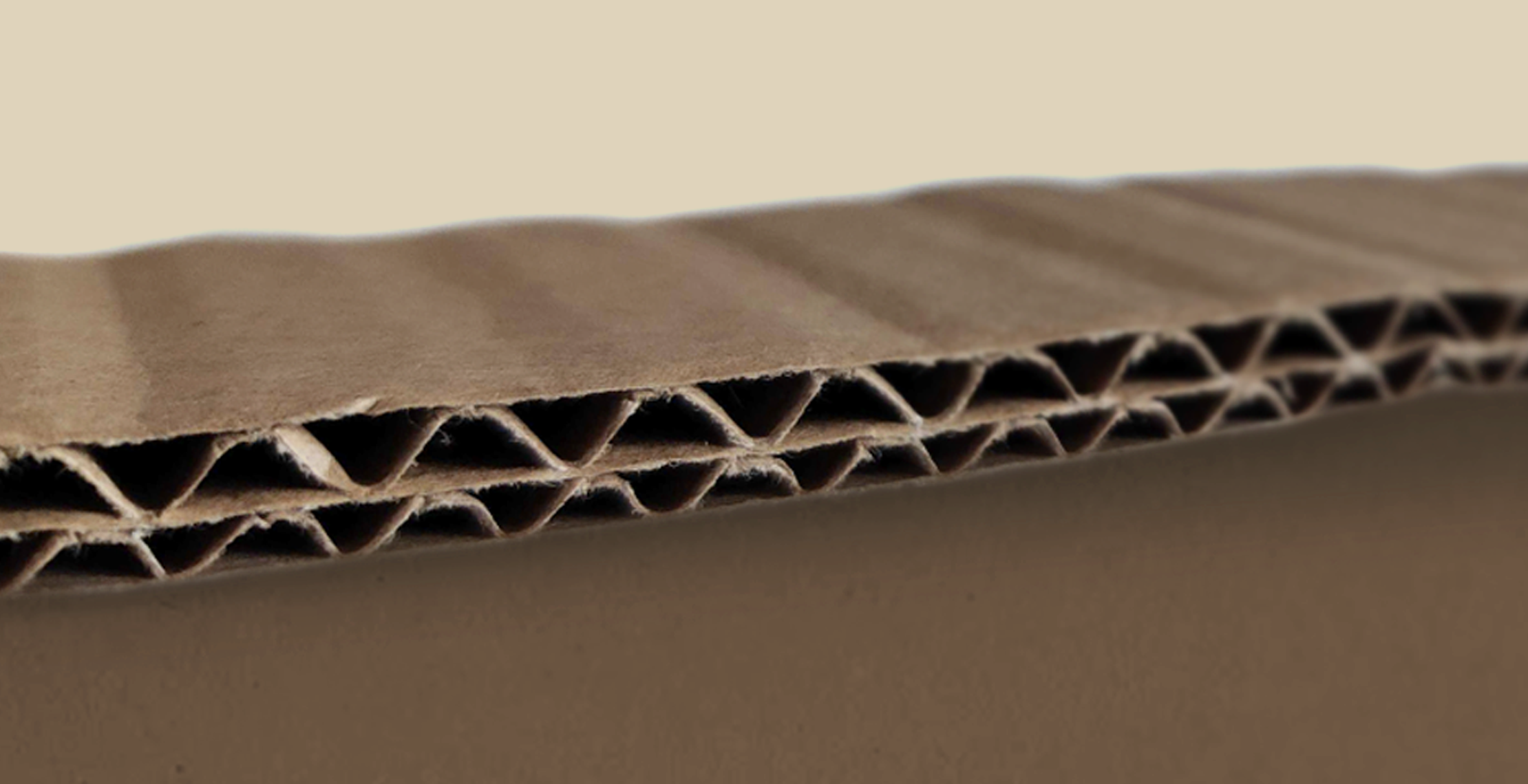 Patroon van golfkarton goed zichtbaar driehoekjes opgebouwde laagjes golfkarton