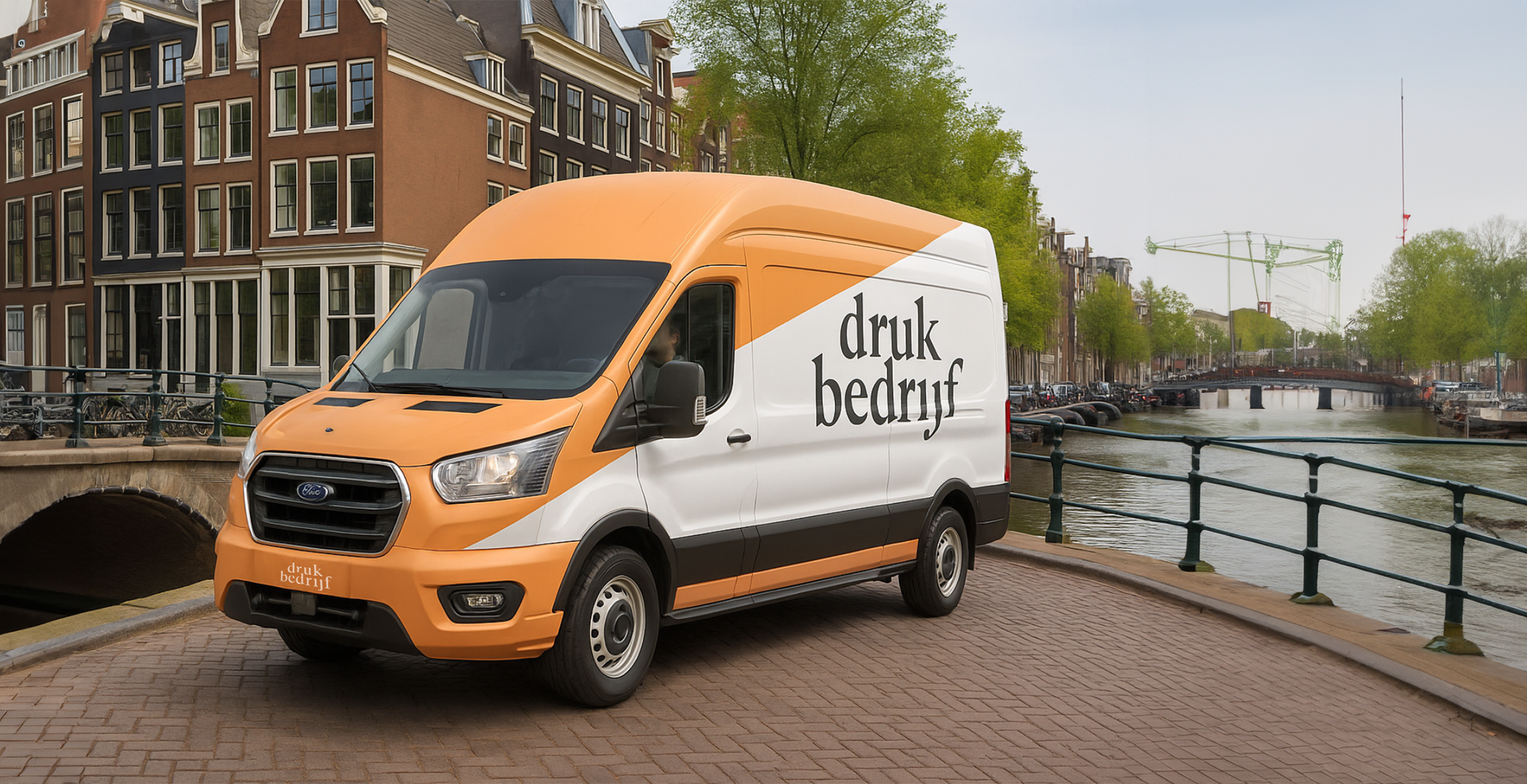 Bus bestickerd met bedrukte autosticker rijdt door Amsterdam.