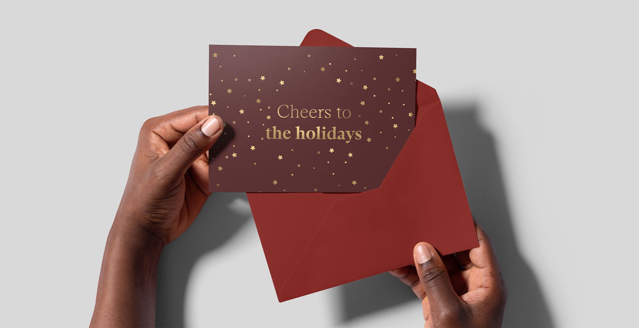 Moderne kerstkaart met goudfolie en reliëfdruk op luxe papier