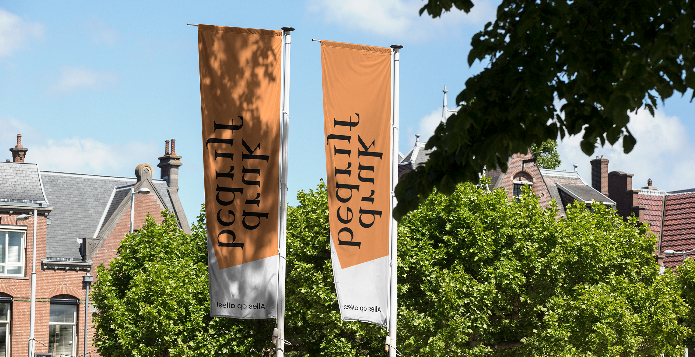 baniervlag bedrukt maar hangen verkeerde kant op waardoor de tekst gespiegeld is, voorbeeld verkeerde windrichting