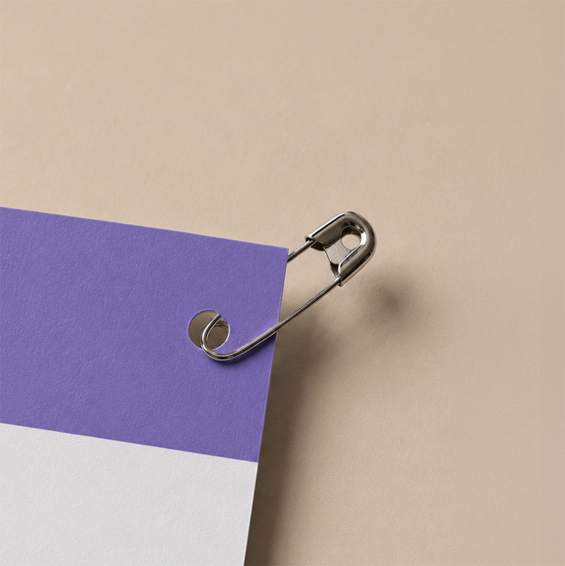 Close-up van een metalen veiligheidsspeld om de startnummers vast te maken