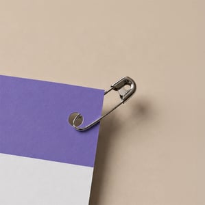 Close-up van een metalen veiligheidsspeld om de startnummers vast te maken