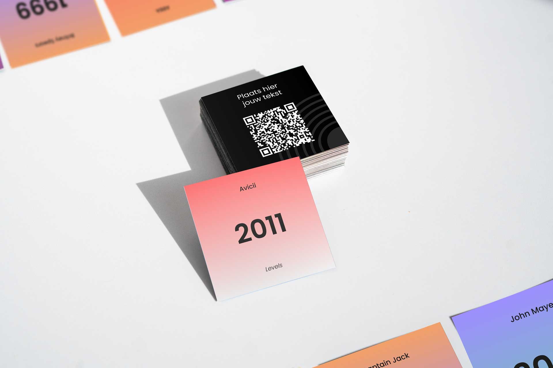Eigen hitster kaartjes met QR-code en custom logo naast origineel hitster spel