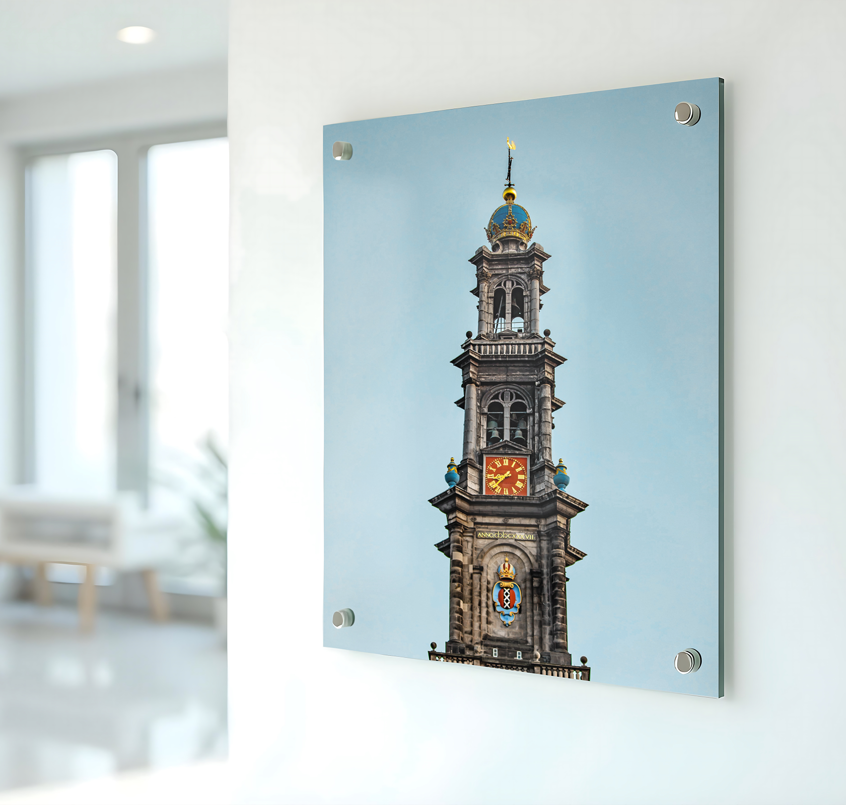 Foto van westertoren amsterdam op plexiglas in licht kantoor.