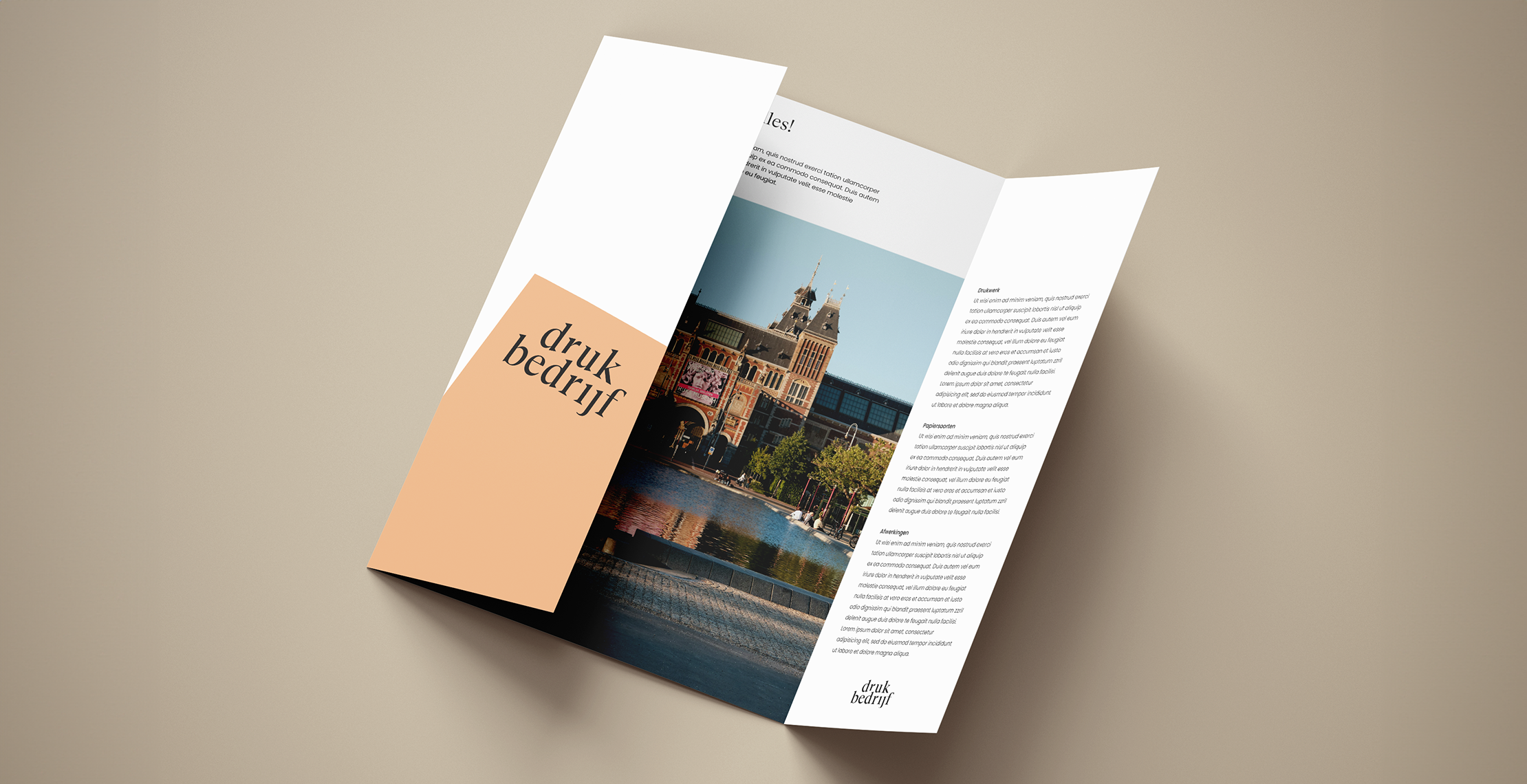 Luikvouw folder bedrukt op beige achtergrond
