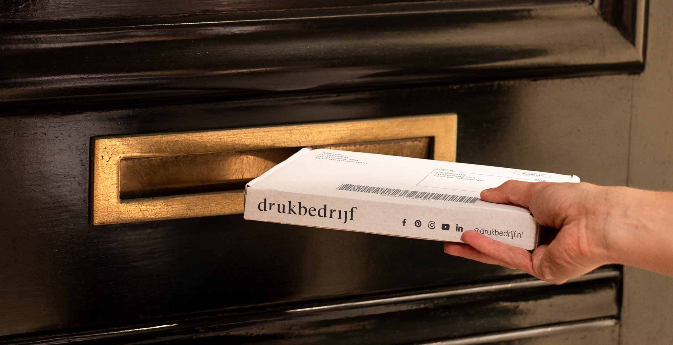 Direct mail handling versturen verzenden pakketje door deur marketingreclame brievenbus