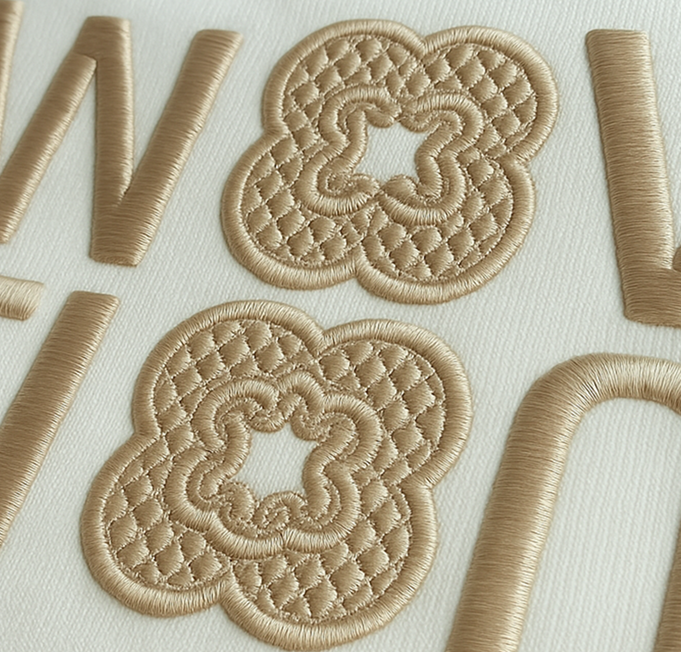 Sweater geborduurd met beige borduren. 