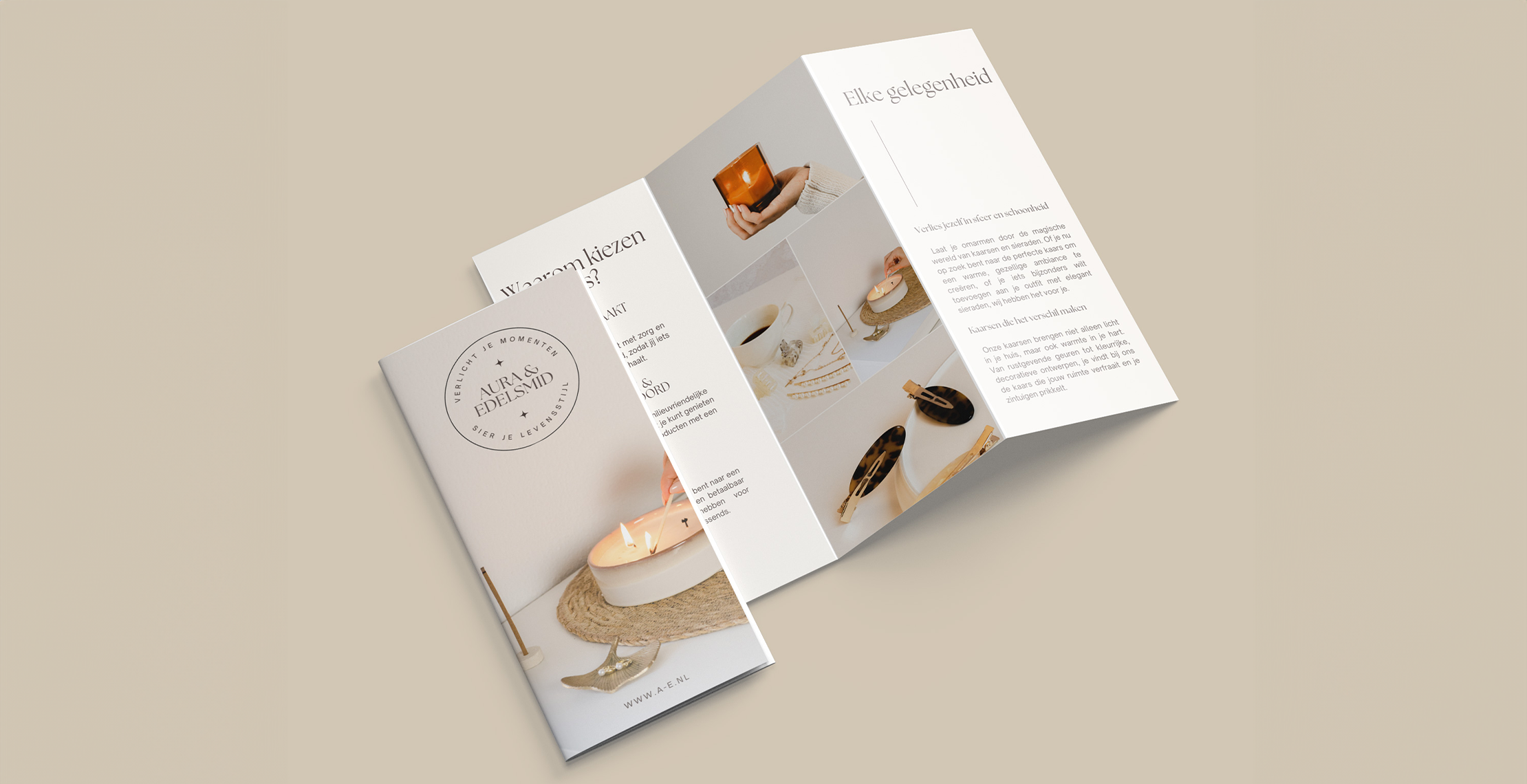 De voorkant en achterkant van drieluik folder zichtbaar