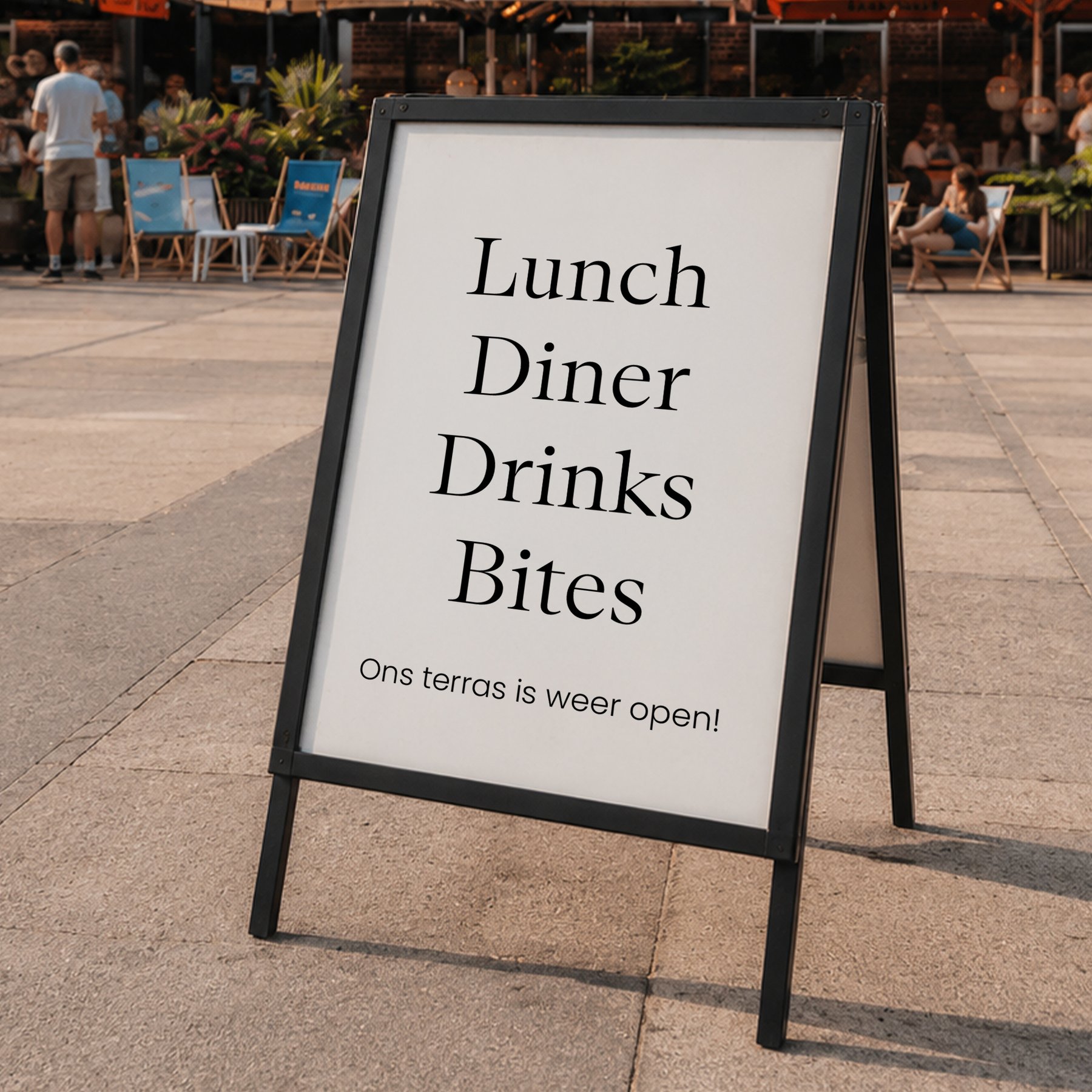 Stoepbord met informatie over het aanbod van een restaurant