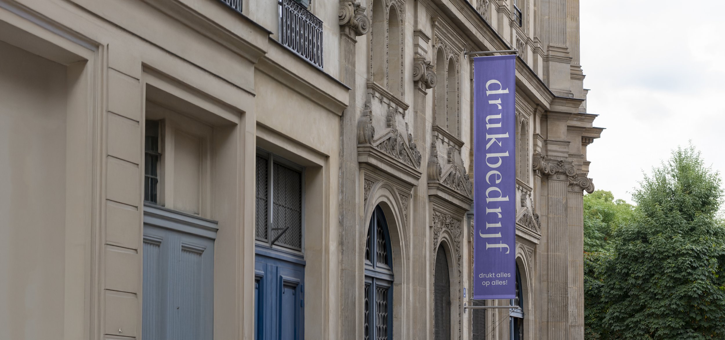 Banieren laten drukken voor indoor en outdoor gebrui - hoogwaardige banners met ophangsysteem, ideaal voor winkels, gevels en beurspresentaties.