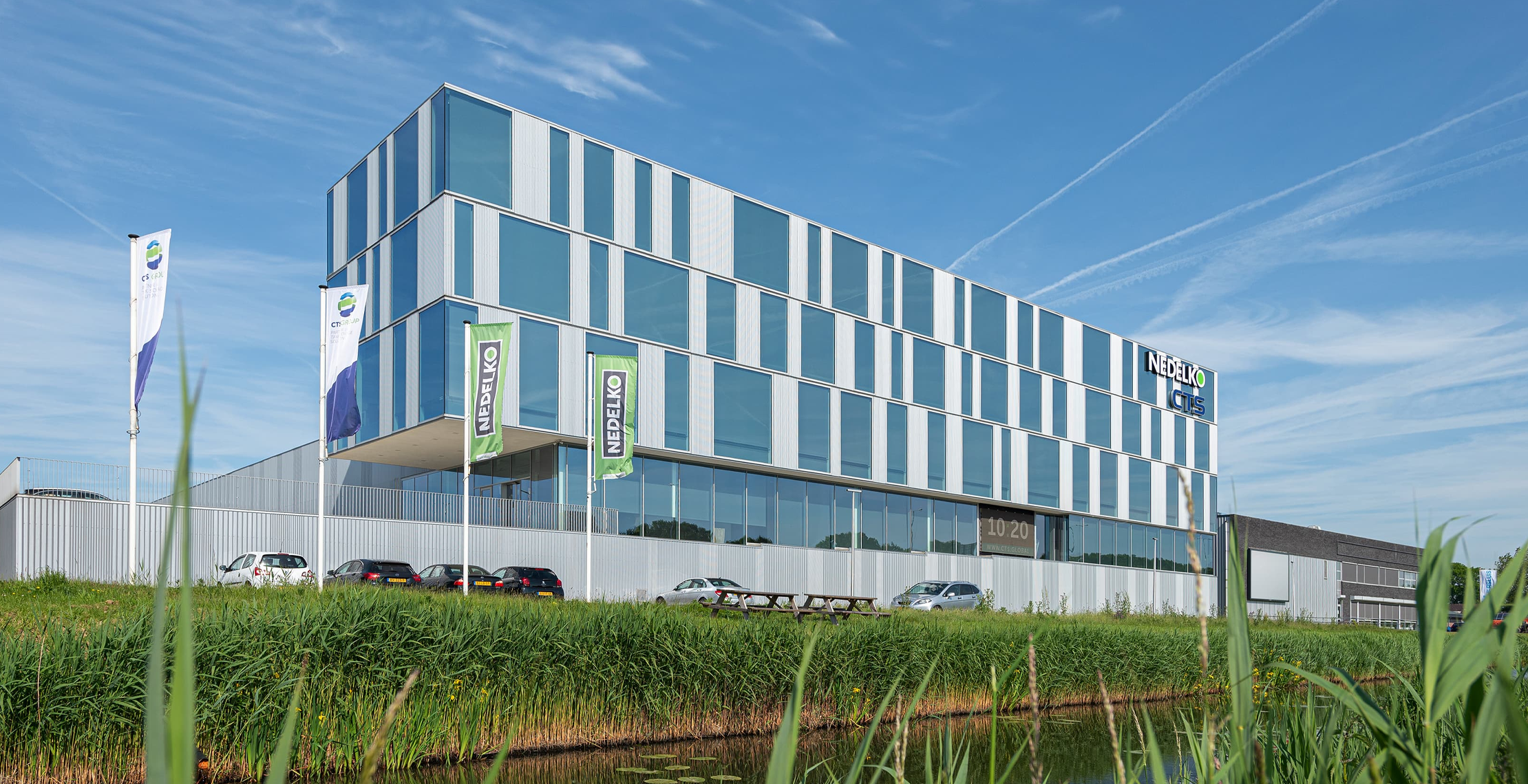 Nedelko gevel belettering en beachflags bedrukt door drukbedrijf.