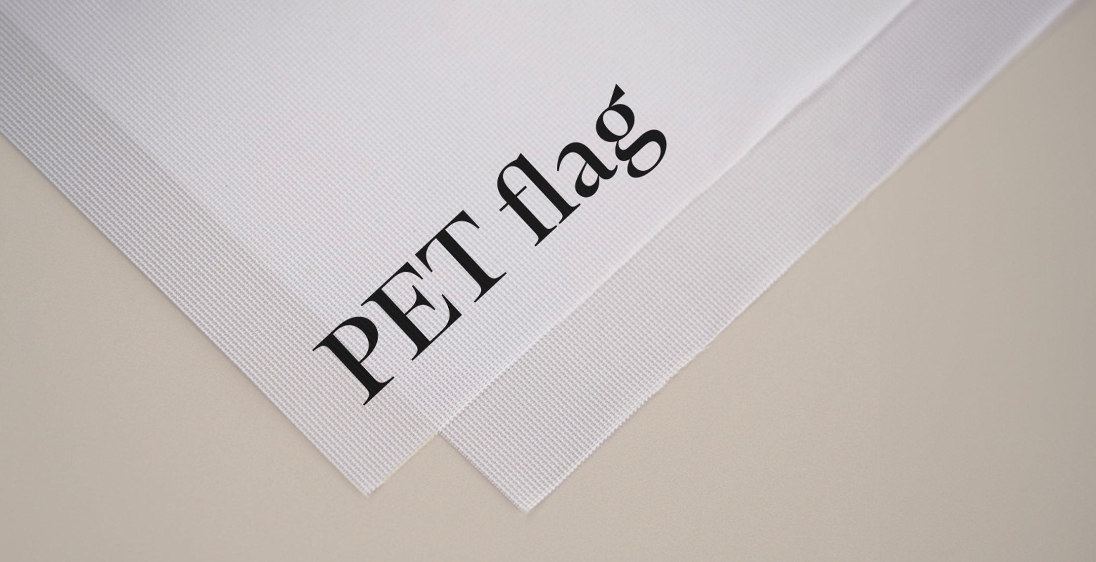 Duurzame PET Flag vlagmateriaal voor en achterkant zichtbaar op beige achtergrond