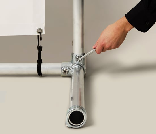 Banner in aluminium steigerframe voor promotionele communicatie