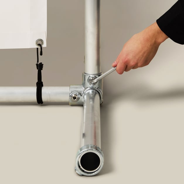 Banner in aluminium steigerframe voor promotionele communicatie