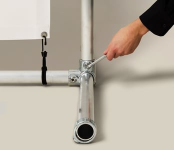 Banner in aluminium steigerframe voor promotionele communicatie