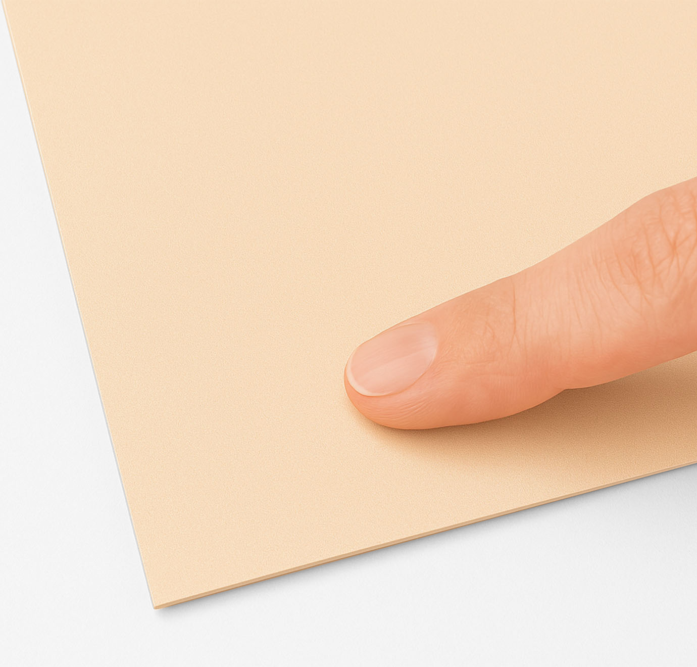 beige papier met soft touch afwerking met vinger die dat voelt