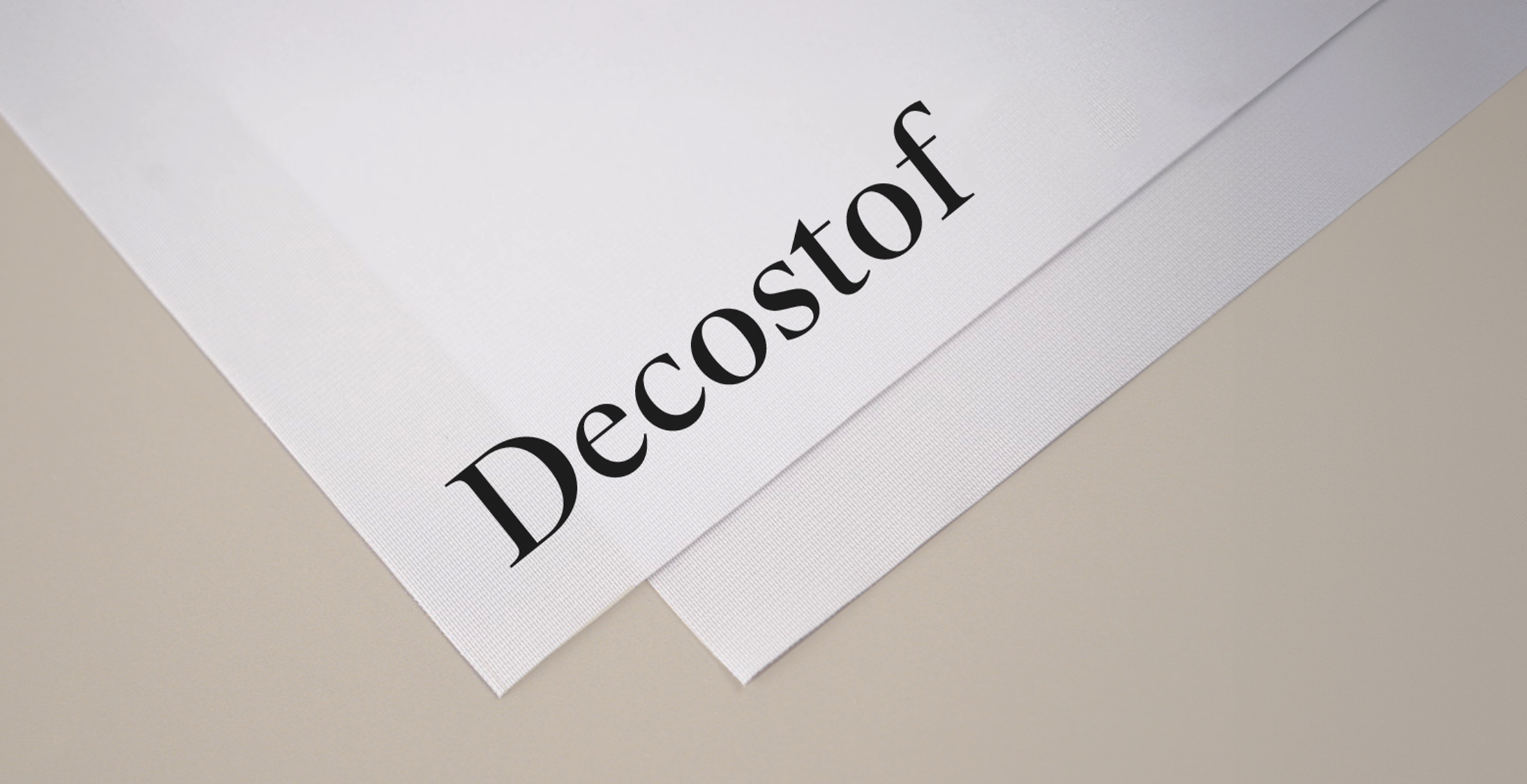 Decostof materiaal voor en achterkant zichtbaar op beige achtergrond