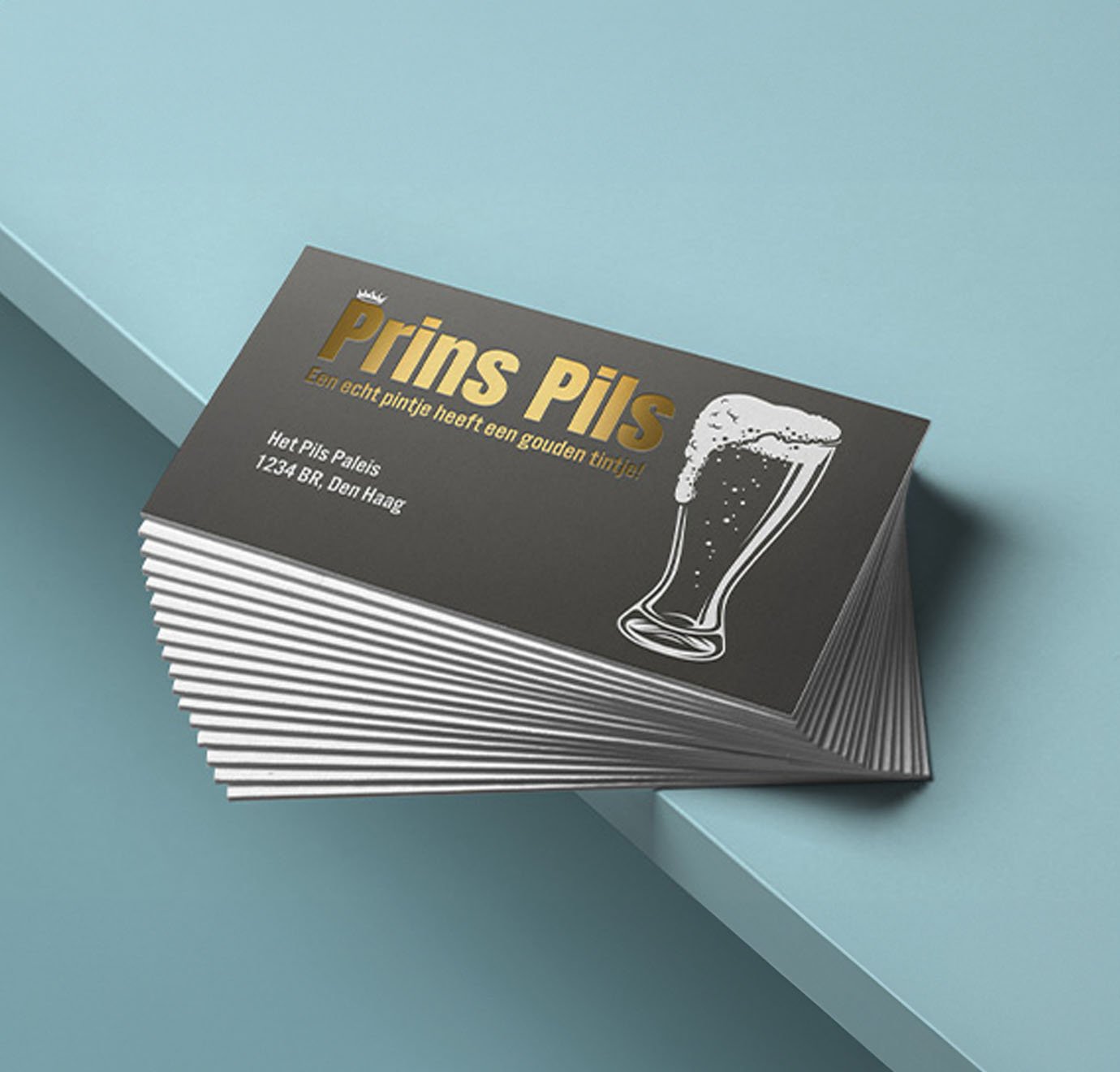 Prins pils visitekaartje met goudfolie er op gedrukt.